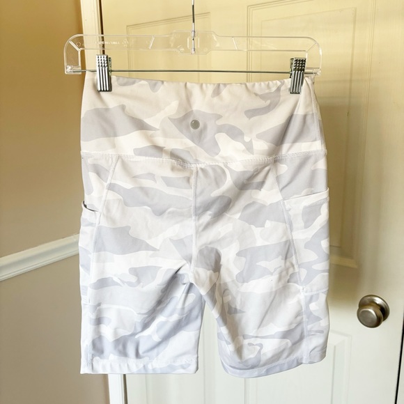 Yogalicious White Camouflage Biker Shorts Size Medium - Picture 5 of 5